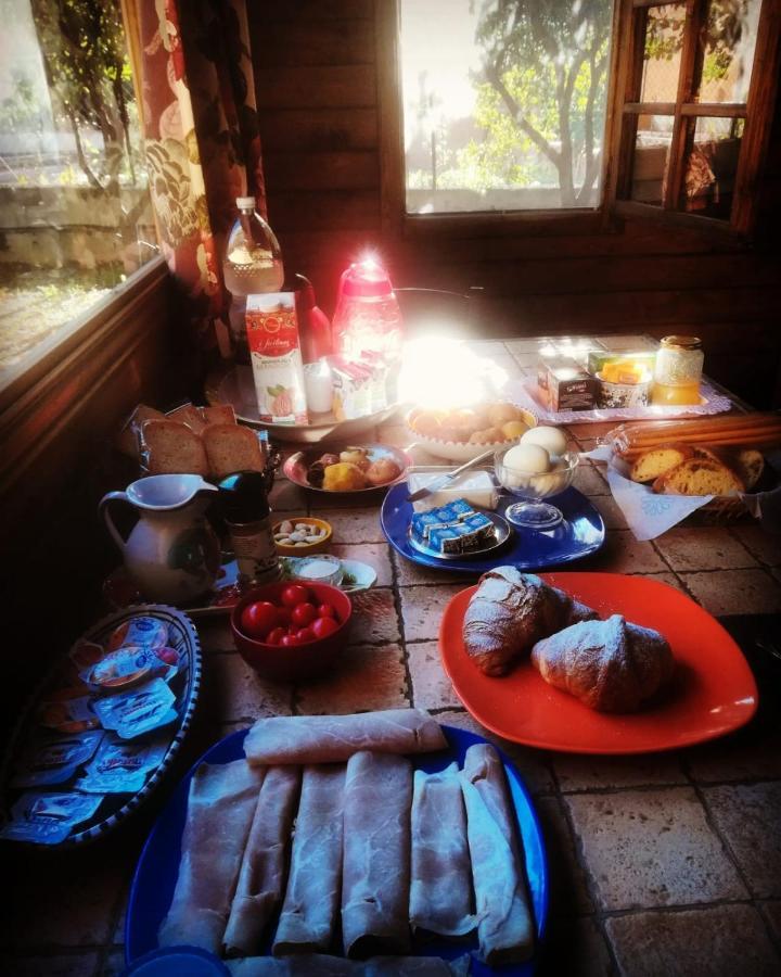 Casa Vacanze Le Pernici Николози Екстериор снимка