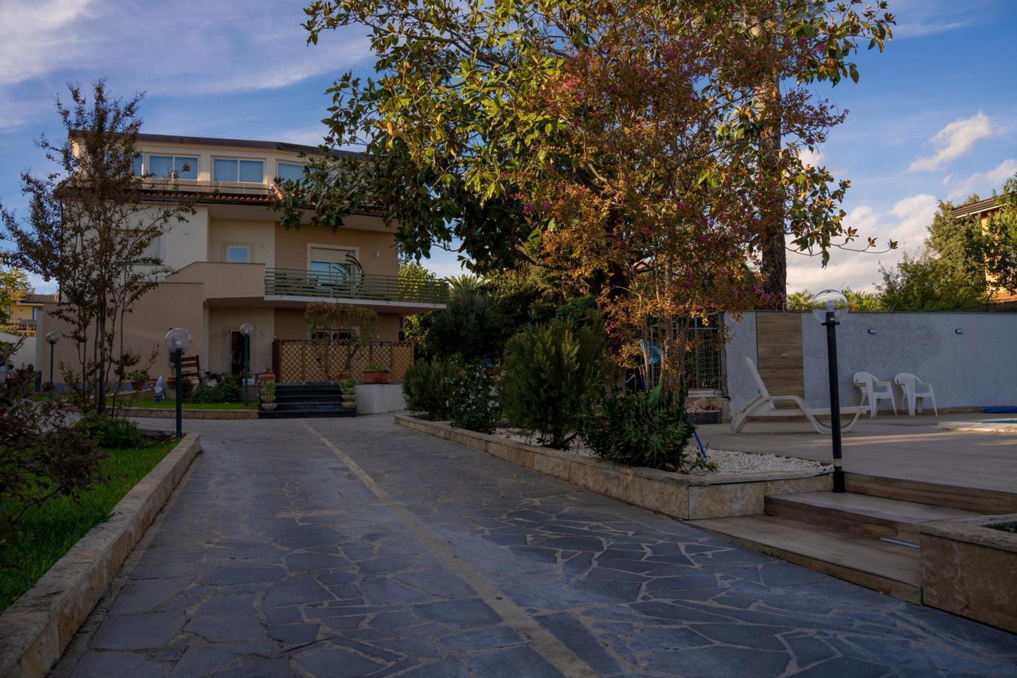 Casa Vacanze Le Pernici Николози Екстериор снимка